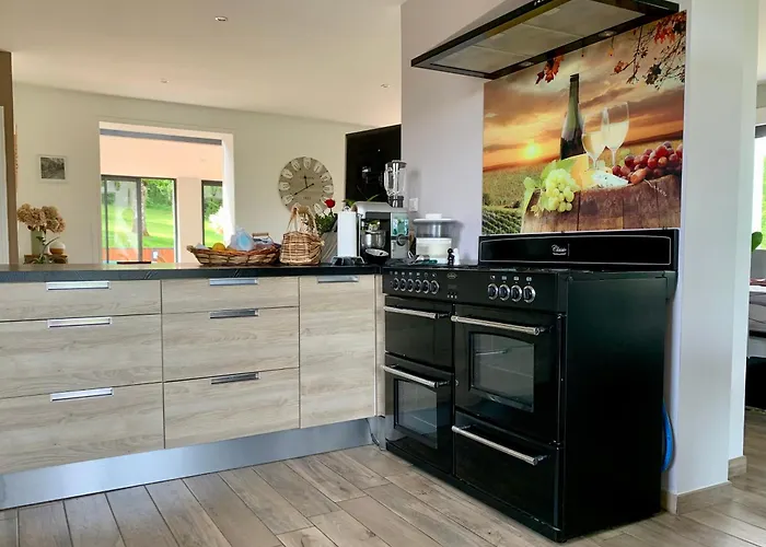 Au Calme Avec Piscine 別荘