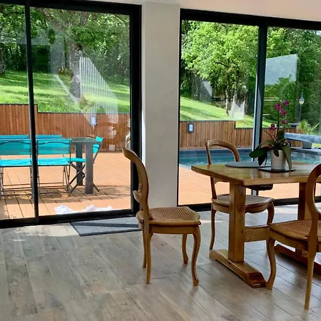 Сasa de vacaciones Au Calme Avec Piscine