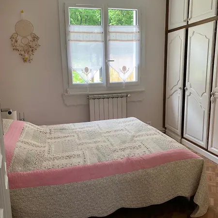 Сasa de vacaciones Au Calme Avec Piscine